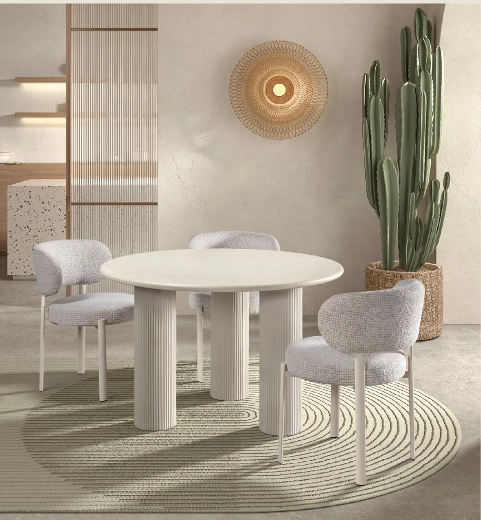 Comedor de líneas suaves y materiales naturales