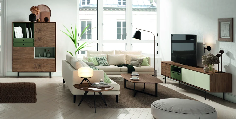 Salón con sofá claro, mueble de televisión y almacenaje en tonos verdes